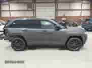2024 Jeep Grand Cherokee z VIN 1C4RJYB60R8509704, wystawiony jako IAAI lot #41864520 z przebiegiem 11 034 mil mil oraz . Historia ofert i sprzedaży dostępna na DreamBid. Obrazek 14.
