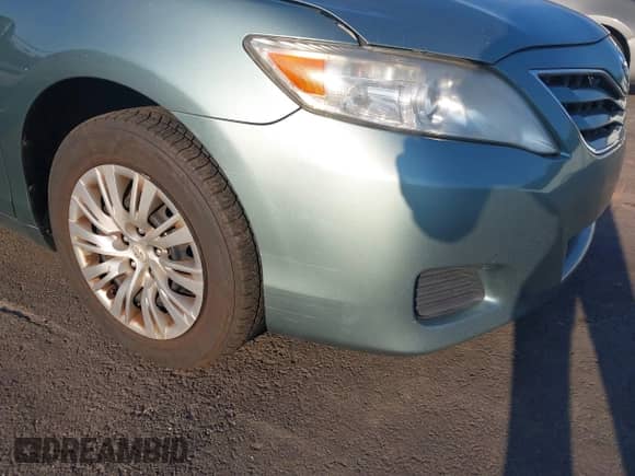 2011 Toyota Camry LE z VIN 4T1BF3EK1BU638932, wystawiony jako IAAI lot #43149063 z przebiegiem 193 311 mil mil oraz . Historia ofert i sprzedaży dostępna na DreamBid. Obrazek 6.