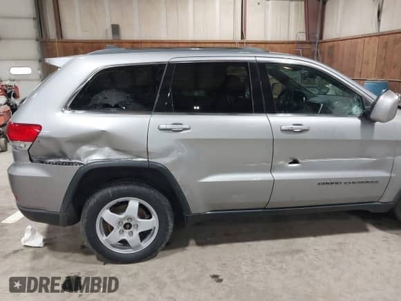 2017 Jeep Grand Cherokee 75th Anniversary z VIN 1C4RJFAGXHC749157, wystawiony jako IAAI lot #42017204 z przebiegiem 119 523 mil mil oraz . Historia ofert i sprzedaży dostępna na DreamBid. Obrazek 6.