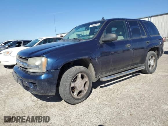 2007 Chevrolet TrailBlazer LS z VIN 1GNDS13S772200233, wystawiony jako Copart lot #49330895 z przebiegiem 183 963 mil mil oraz Czysty tytuł • Clean title. Historia ofert i sprzedaży dostępna na DreamBid. Obrazek 1.