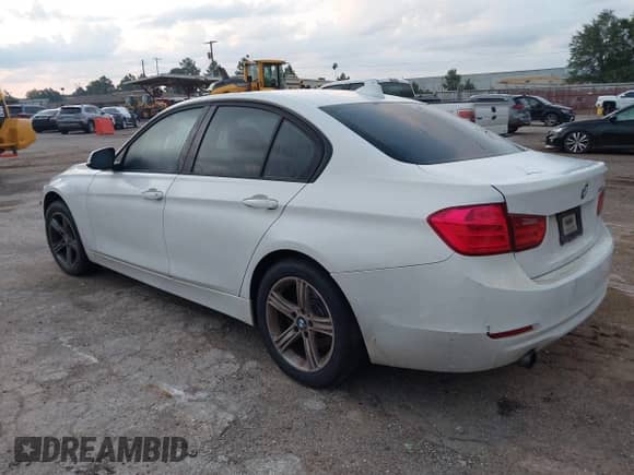 2013 BMW 3 Series 320i z VIN WBA3B1C52DK129210, wystawiony jako IAAI lot #42944726 z przebiegiem 161 084 mil mil oraz . Historia ofert i sprzedaży dostępna na DreamBid. Obrazek 3.