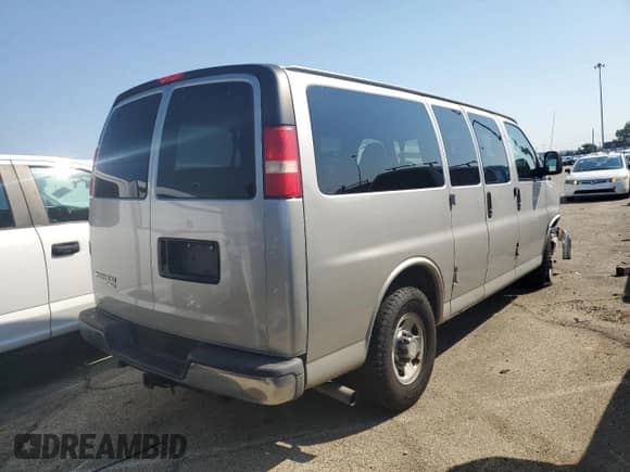 2007 Chevrolet Express Passenger с VIN 1GAHG35U971182578, выставлен на аукционе Copart как лот 63340025 с пробегом 166 667 миль миль и Списание • Salvage title. История ставок и продаж доступна на DreamBid. Изображение 3.