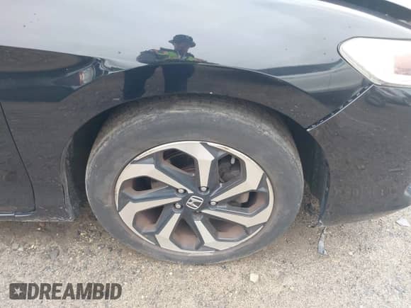 2017 Honda Accord LX-S z VIN 1HGCT1B42HA002057, wystawiony jako IAAI lot #43127551 z przebiegiem 136 020 mil mil oraz . Historia ofert i sprzedaży dostępna na DreamBid. Obrazek 19.