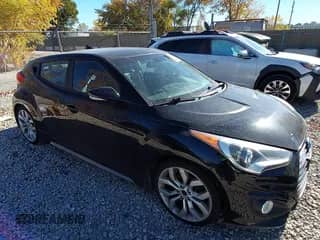 2013 Hyundai Veloster Turbo z VIN KMHTC6AE2DU176494, wystawiony jako IAAI lot #43574567 z przebiegiem 112 387 mil mil oraz . Historia ofert i sprzedaży dostępna na DreamBid. Obrazek 1.