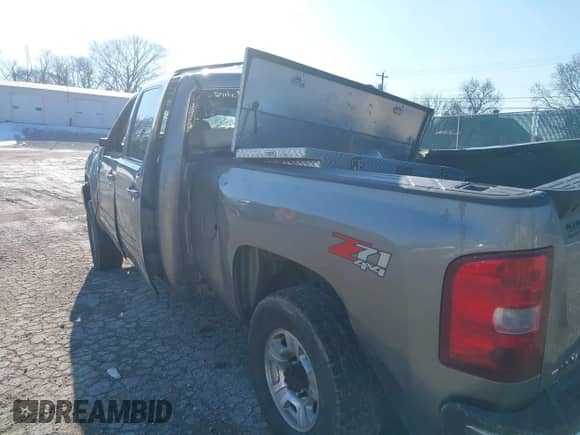 2007 Chevrolet Silverado 2500HD 1LT z VIN 1GCHK23697F510220, wystawiony jako IAAI lot #41341614 z przebiegiem 390 352 mil mil oraz . Historia ofert i sprzedaży dostępna na DreamBid. Obrazek 18.