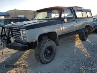 1985 Chevrolet Silverado 1500 z VIN 2GCEK14C2F1203947, wystawiony jako Copart lot #84017914 z przebiegiem 890 314 mil mil oraz Czysty tytuł • Clean title. Historia ofert i sprzedaży dostępna na DreamBid. Obrazek 1.