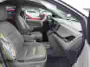 2017 Toyota Sienna XLE Auto Access Seat z VIN 5TDYZ3DC9HS795220, wystawiony jako IAAI lot #41641227 z przebiegiem 86 336 mil mil oraz . Historia ofert i sprzedaży dostępna na DreamBid. Obrazek 5.