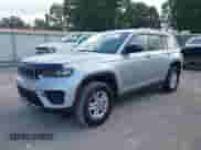 2024 Jeep Grand Cherokee Altitude z VIN 1C4RJGAG9R8604282, wystawiony jako IAAI lot #42606117 z przebiegiem 8 728 mil mil oraz . Historia ofert i sprzedaży dostępna na DreamBid. Obrazek 2.