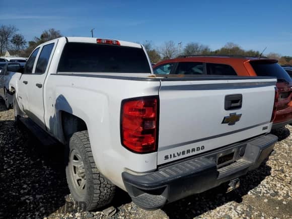 2014 Chevrolet Silverado 1500 Work Truck z VIN 3GCPCPEC5EG266523, wystawiony jako Copart lot #88495065 z przebiegiem 304 613 mil mil oraz Szkoda całkowita • Salvage title. Historia ofert i sprzedaży dostępna na DreamBid. Obrazek 2.