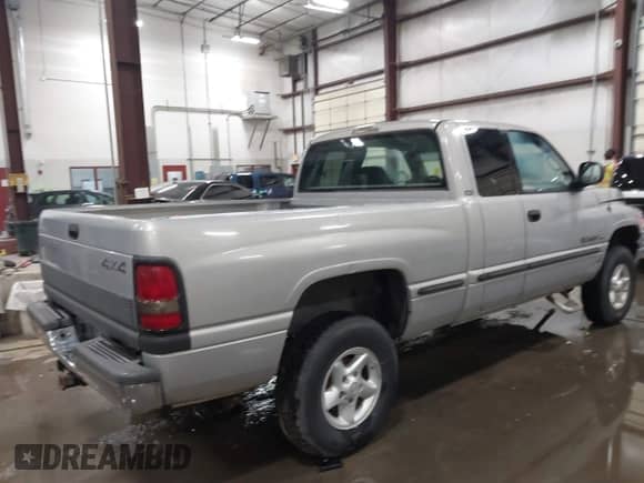 1999 Dodge 1500 z VIN 1B7HF13Z1XJ547042, wystawiony jako IAAI lot #41480882 z przebiegiem 101 270 mil mil oraz . Historia ofert i sprzedaży dostępna na DreamBid. Obrazek 4.