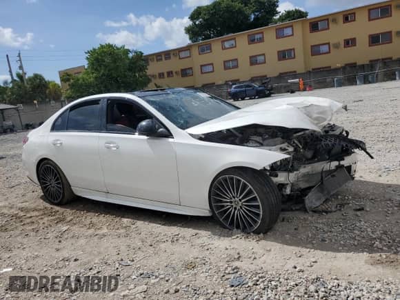 2024 Mercedes-Benz C 300 z VIN W1KAF4GB8RR226237, wystawiony jako Copart lot #67365155 z przebiegiem Nie podano mil oraz Nie do naprawy • Non repairable. Historia ofert i sprzedaży dostępna na DreamBid. Obrazek 4.