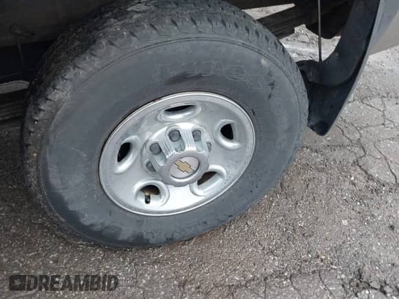 2002 Chevrolet Silverado 2500HD LS with VIN 1GCHK24UX2E117905, listed as a IAAI auction lot 41976869 with Not provided miles and . Bid and sale history available at DreamBid. Image 12.