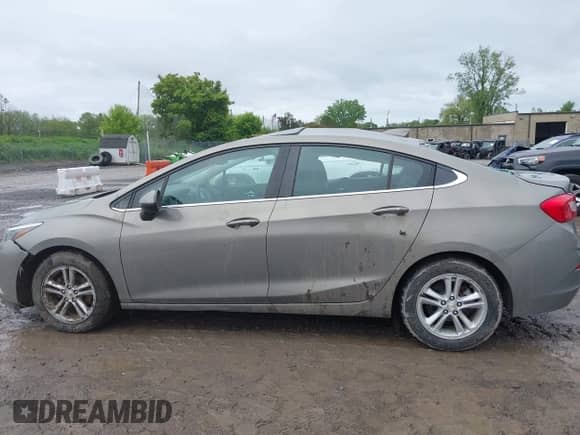 2017 Chevrolet Cruze LT z VIN 3G1BE5SM0HS560704, wystawiony jako IAAI lot #42342079 z przebiegiem 119 153 mil mil oraz . Historia ofert i sprzedaży dostępna na DreamBid. Obrazek 14.