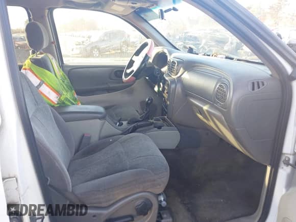 2003 Chevrolet TrailBlazer EXT LT z VIN 1GNET16S536245039, wystawiony jako IAAI lot #40799159 z przebiegiem Nie podano mil oraz . Historia ofert i sprzedaży dostępna na DreamBid. Obrazek 5.