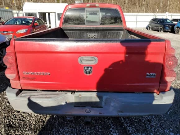 2005 Dodge Dakota z VIN 1D7HW22N95S225881, wystawiony jako Copart lot #46940925 z przebiegiem 86 833 mil mil oraz Czysty tytuł • Clean title. Historia ofert i sprzedaży dostępna na DreamBid. Obrazek 6.