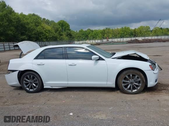 2014 Chrysler 300 S с VIN 2C3CCAGG6EH284027, выставлен на аукционе IAAI как лот 42892788 с пробегом 183 523 миль миль и . История ставок и продаж доступна на DreamBid. Изображение 13.