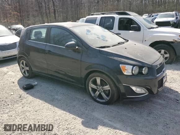 2013 Chevrolet Sonic RS z VIN 1G1JH6SB6D4151303, wystawiony jako Copart lot #48140445 z przebiegiem Nie podano mil oraz Szkoda całkowita • Salvage title. Historia ofert i sprzedaży dostępna na DreamBid. Obrazek 4.
