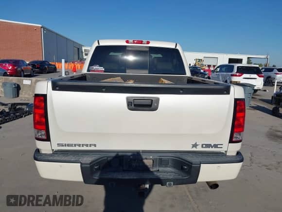 2013 GMC Sierra 1500 Denali z VIN 3GTP2XE24DG345268, wystawiony jako IAAI lot #43357777 z przebiegiem 168 765 mil mil oraz . Historia ofert i sprzedaży dostępna na DreamBid. Obrazek 16.