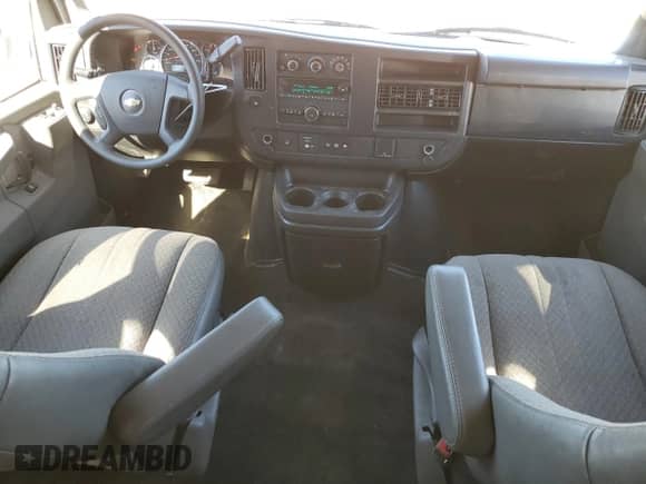 2018 Chevrolet Express Passenger LT z VIN 1GAZGPFG1J1320173, wystawiony jako Copart lot #45585895 z przebiegiem 202 040 mil mil oraz Szkoda całkowita • Salvage title. Historia ofert i sprzedaży dostępna na DreamBid. Obrazek 8.