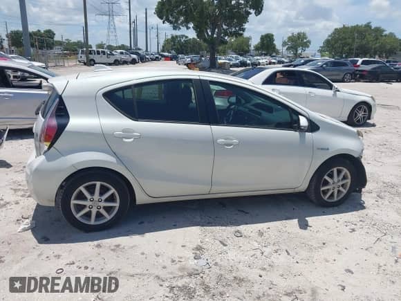 2015 Toyota Prius One z VIN JTDKDTB33F1087207, wystawiony jako IAAI lot #42776015 z przebiegiem 153 820 mil mil oraz . Historia ofert i sprzedaży dostępna na DreamBid. Obrazek 14.