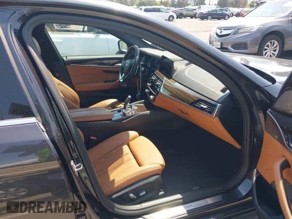 2019 BMW 5 Series 540i xDrive с VIN WBAJE7C51KWW19709, выставлен на аукционе IAAI как лот 42929080 с пробегом 82 661 миль миль и . История ставок и продаж доступна на DreamBid. Изображение 5.