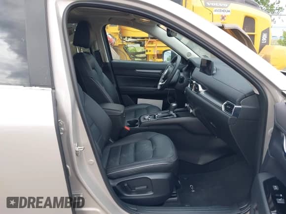 2025 Mazda CX-5 S Preferred z VIN JM3KFBCL1S0582774, wystawiony jako IAAI lot #42355004 z przebiegiem 15 343 mil mil oraz . Historia ofert i sprzedaży dostępna na DreamBid. Obrazek 5.