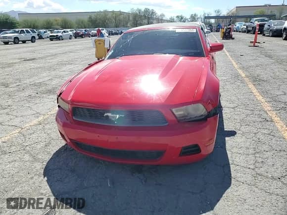 2010 Ford Mustang V6 z VIN 1ZVBP8EN9A5171595, wystawiony jako Copart lot #84477355 z przebiegiem 163 429 mil mil oraz Szkoda całkowita • Salvage title. Historia ofert i sprzedaży dostępna na DreamBid. Obrazek 14.