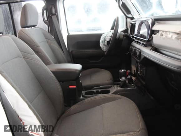 2025 Jeep Wrangler Sahara z VIN 1C4PJXEN1SW606478, wystawiony jako Copart lot #80215925 z przebiegiem 2 588 mil mil oraz Szkoda całkowita • Salvage title. Historia ofert i sprzedaży dostępna na DreamBid. Obrazek 5.