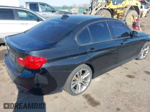 2013 BMW 3 Series 328i xDrive z VIN WBA3B3G51DNR80824, wystawiony jako IAAI lot #41902080 z przebiegiem 90 777 mil mil oraz . Historia ofert i sprzedaży dostępna na DreamBid. Obrazek 4.