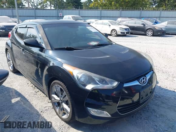 2013 Hyundai Veloster w/Black Int z VIN KMHTC6AD2DU162618, wystawiony jako IAAI lot #43141182 z przebiegiem 153 920 mil mil oraz . Historia ofert i sprzedaży dostępna na DreamBid. Obrazek 1.