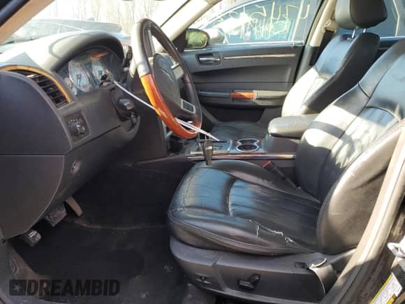 2010 Chrysler 300 C z VIN 2C3CK6CT6AH144170, wystawiony jako Copart lot #47451335 z przebiegiem 206 718 mil mil oraz Szkoda całkowita • Salvage title. Historia ofert i sprzedaży dostępna na DreamBid. Obrazek 7.