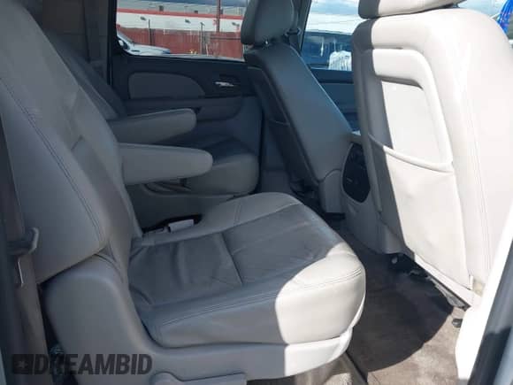 2010 Chevrolet Suburban LT z VIN 1GNUCJE05AR210539, wystawiony jako IAAI lot #41805107 z przebiegiem 166 305 mil mil oraz . Historia ofert i sprzedaży dostępna na DreamBid. Obrazek 8.