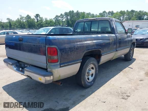 1994 Dodge 1500 z VIN 1B7HC16Y6RS542895, wystawiony jako IAAI lot #42686053 z przebiegiem 168 918 mil mil oraz . Historia ofert i sprzedaży dostępna na DreamBid. Obrazek 4.