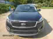 2017 Kia Sorento LX z VIN 5XYPG4A30HG190558, wystawiony jako Copart lot #70914445 z przebiegiem 131 177 mil mil oraz Czysty tytuł • Clean title. Historia ofert i sprzedaży dostępna na DreamBid. Obrazek 5.