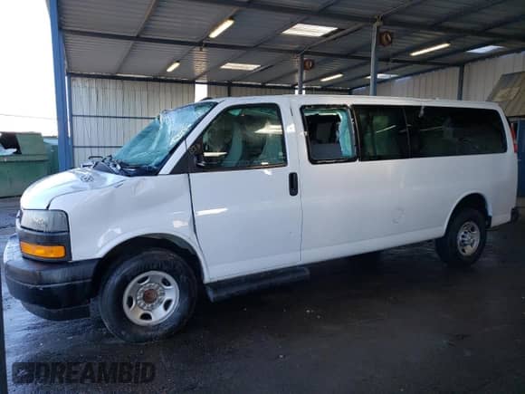 2022 Chevrolet Express Passenger LS с VIN 1GAZGNFP1N1278436, выставлен на аукционе Copart как лот 42293525 с пробегом 32 806 миль миль и Списание • Salvage title. История ставок и продаж доступна на DreamBid. Изображение 1.
