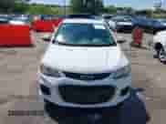 2017 Chevrolet Sonic LT z VIN 1G1JD5SH4H4104092, wystawiony jako IAAI lot #42826312 z przebiegiem 156 405 mil mil oraz . Historia ofert i sprzedaży dostępna na DreamBid. Obrazek 13.