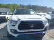 2021 Toyota Tacoma SR5 z VIN 3TYDZ5BN7MT003983, wystawiony jako IAAI lot #42052633 z przebiegiem 60 390 mil mil oraz . Historia ofert i sprzedaży dostępna na DreamBid. Obrazek 12.