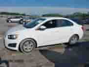 2014 Chevrolet Sonic LT z VIN 1G1JC5SB6E4197546, wystawiony jako IAAI lot #42600635 z przebiegiem 183 135 mil mil oraz . Historia ofert i sprzedaży dostępna na DreamBid. Obrazek 14.