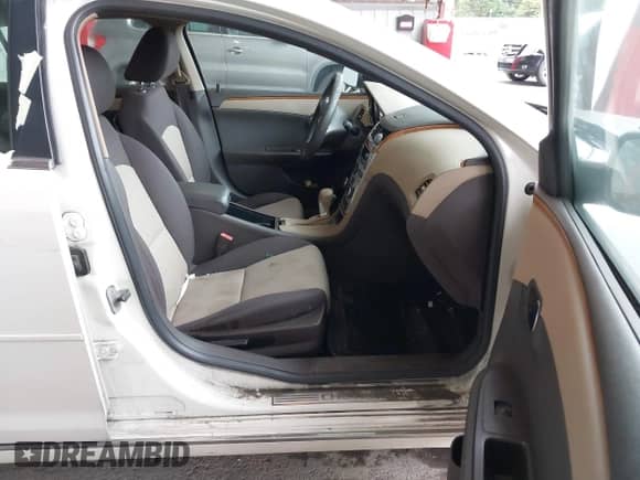 2011 Chevrolet Malibu 1LT z VIN 1G1ZC5E12BF293972, wystawiony jako IAAI lot #43225307 z przebiegiem 136 861 mil mil oraz . Historia ofert i sprzedaży dostępna na DreamBid. Obrazek 5.