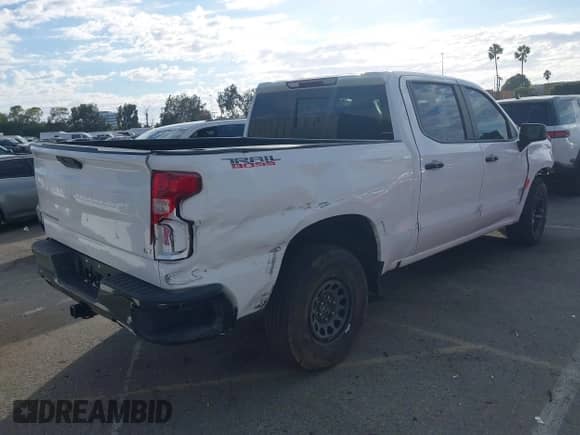 2022 Chevrolet Silverado 1500 LT Trail Boss z VIN 1GCPYFED5NZ154342, wystawiony jako IAAI lot #43514367 z przebiegiem 38 088 mil mil oraz . Historia ofert i sprzedaży dostępna na DreamBid. Obrazek 4.