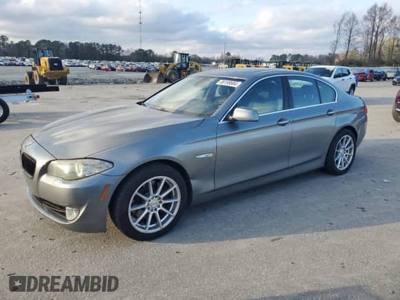 2011 BMW 5 Series 550i z VIN WBAFR9C51BC758665, wystawiony jako Copart lot #86199584 z przebiegiem 153 569 mil mil oraz Czysty tytuł • Clean title. Historia ofert i sprzedaży dostępna na DreamBid. Obrazek 1.