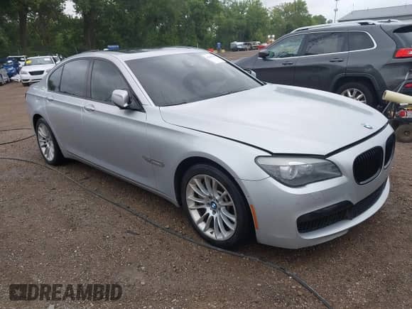 2012 BMW 7 Series 750i xDrive z VIN WBAKC6C58CC396561, wystawiony jako IAAI lot #42700568 z przebiegiem 135 433 mil mil oraz . Historia ofert i sprzedaży dostępna na DreamBid. Obrazek 1.