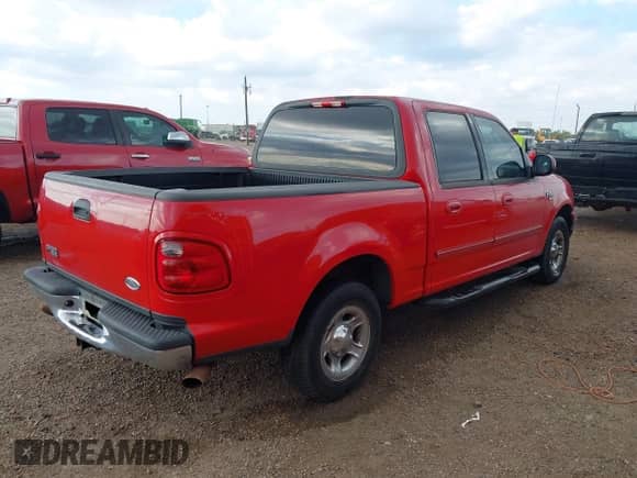 2003 Ford F-150 XLT z VIN 1FTRW07683KD72971, wystawiony jako IAAI lot #43476828 z przebiegiem 236 718 mil mil oraz . Historia ofert i sprzedaży dostępna na DreamBid. Obrazek 4.