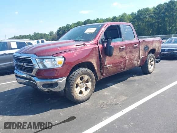 2020 Ram 1500 Big Horn z VIN 1C6SRFBT8LN192940, wystawiony jako IAAI lot #43054825 z przebiegiem 70 200 mil mil oraz . Historia ofert i sprzedaży dostępna na DreamBid. Obrazek 22.