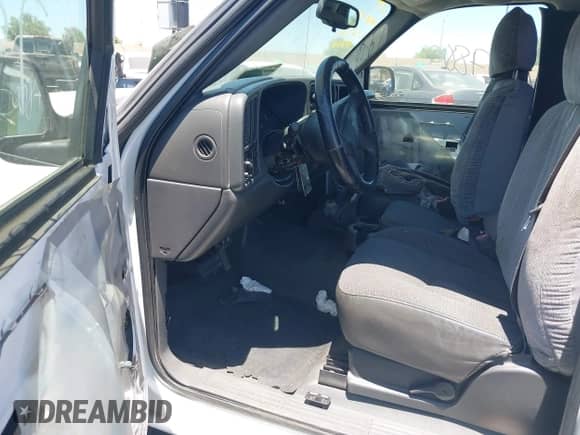 2005 GMC Sierra 1500 Work Truck z VIN 1GTEC14VX5Z164609, wystawiony jako IAAI lot #42687800 z przebiegiem 115 621 mil mil oraz . Historia ofert i sprzedaży dostępna na DreamBid. Obrazek 5.