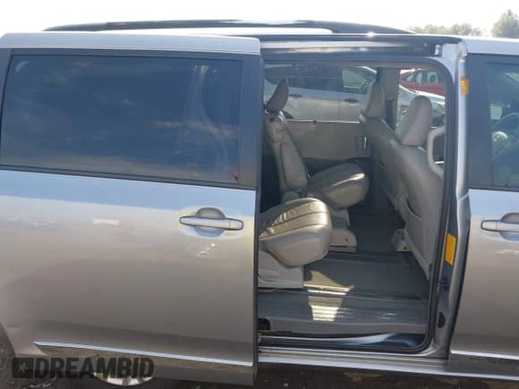 2013 Toyota Sienna XLE AAS z VIN 5TDYK3DC0DS306430, wystawiony jako IAAI lot #43016368 z przebiegiem 194 382 mil mil oraz . Historia ofert i sprzedaży dostępna na DreamBid. Obrazek 8.