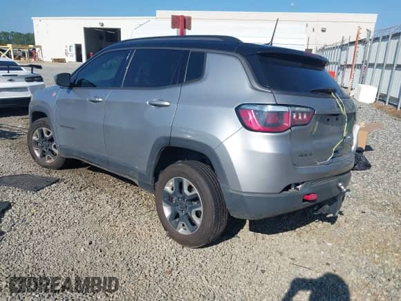 2018 Jeep Compass Trailhawk z VIN 3C4NJDDB9JT169184, wystawiony jako IAAI lot #42989268 z przebiegiem 97 221 mil mil oraz . Historia ofert i sprzedaży dostępna na DreamBid. Obrazek 3.
