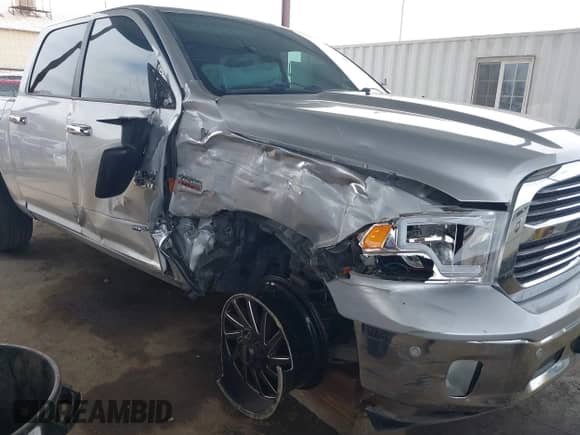 2017 Ram 1500 Big Horn z VIN 1C6RR6LT3HS582981, wystawiony jako IAAI lot #41682102 z przebiegiem 125 538 mil mil oraz . Historia ofert i sprzedaży dostępna na DreamBid. Obrazek 6.