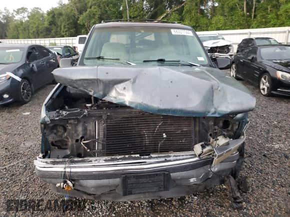 1993 Chevrolet Suburban z VIN 1GNEC16K5PJ308997, wystawiony jako Copart lot #68327744 z przebiegiem 256 660 mil mil oraz Szkoda całkowita • Salvage title. Historia ofert i sprzedaży dostępna na DreamBid. Obrazek 5.