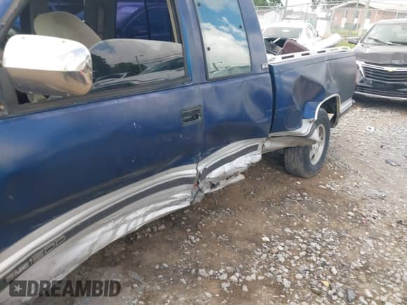 1994 GMC Sierra 1500 z VIN 2GTEC19K1R1517591, wystawiony jako IAAI lot #42712179 z przebiegiem 334 450 mil mil oraz . Historia ofert i sprzedaży dostępna na DreamBid. Obrazek 6.